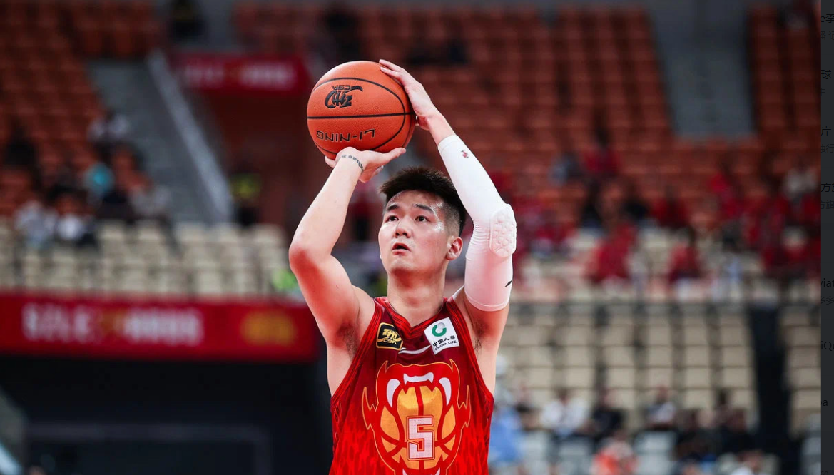  深圳男篮训练开放日，转会期状态回暖引欢呼，中超在即，控场能力受关注