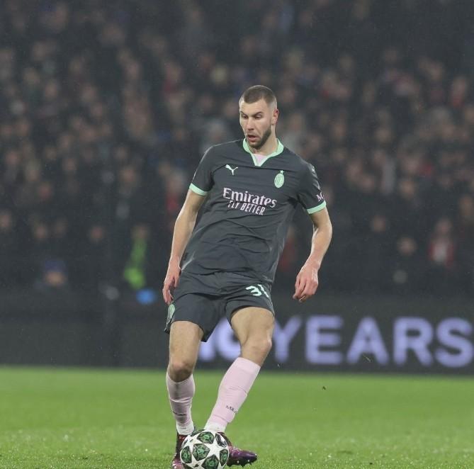 AC米兰发布备战花絮,赛后单刀错失,荷甲任务艰巨,轮换策略成焦点(巅峰ac米兰阵型图) AC米兰发布备战花絮,赛后单刀错失,荷甲任务艰巨,轮换策略成焦点(巅峰ac米兰阵型图)