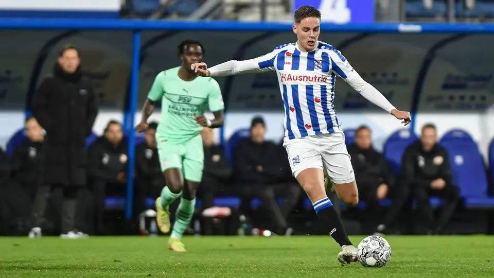 关于关键时刻费耶诺德调整名单以备荷甲，防线松动环节打磨，赛场秩序良好，球队文化再被提及的信息