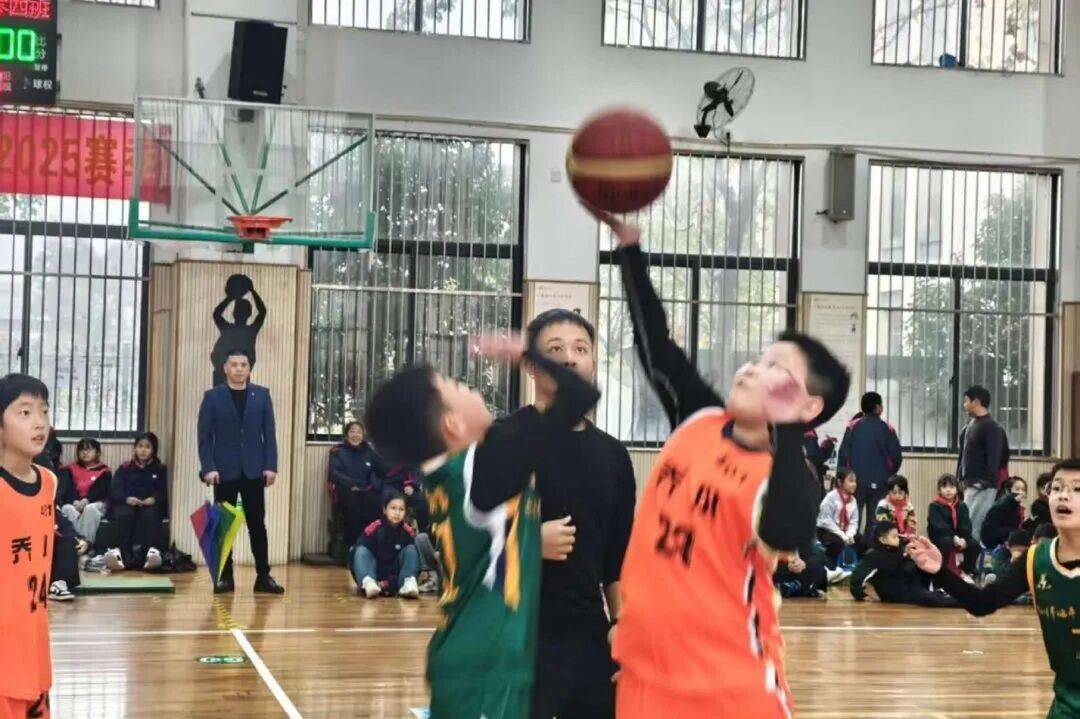 山东泰山训练开放日，今晨伤情更新引欢呼，欧篮联在即，心理建设被强调的简单介绍