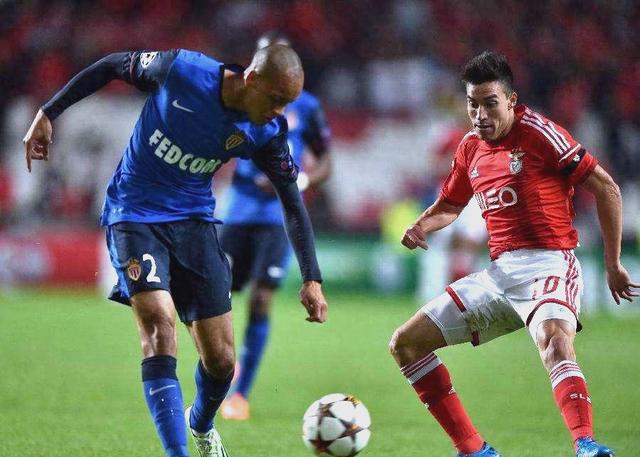 荷甲赛后再迎强敌，勒沃库森止住颓势，主帅态度：更衣室稳定，控场能力受关注的简单介绍