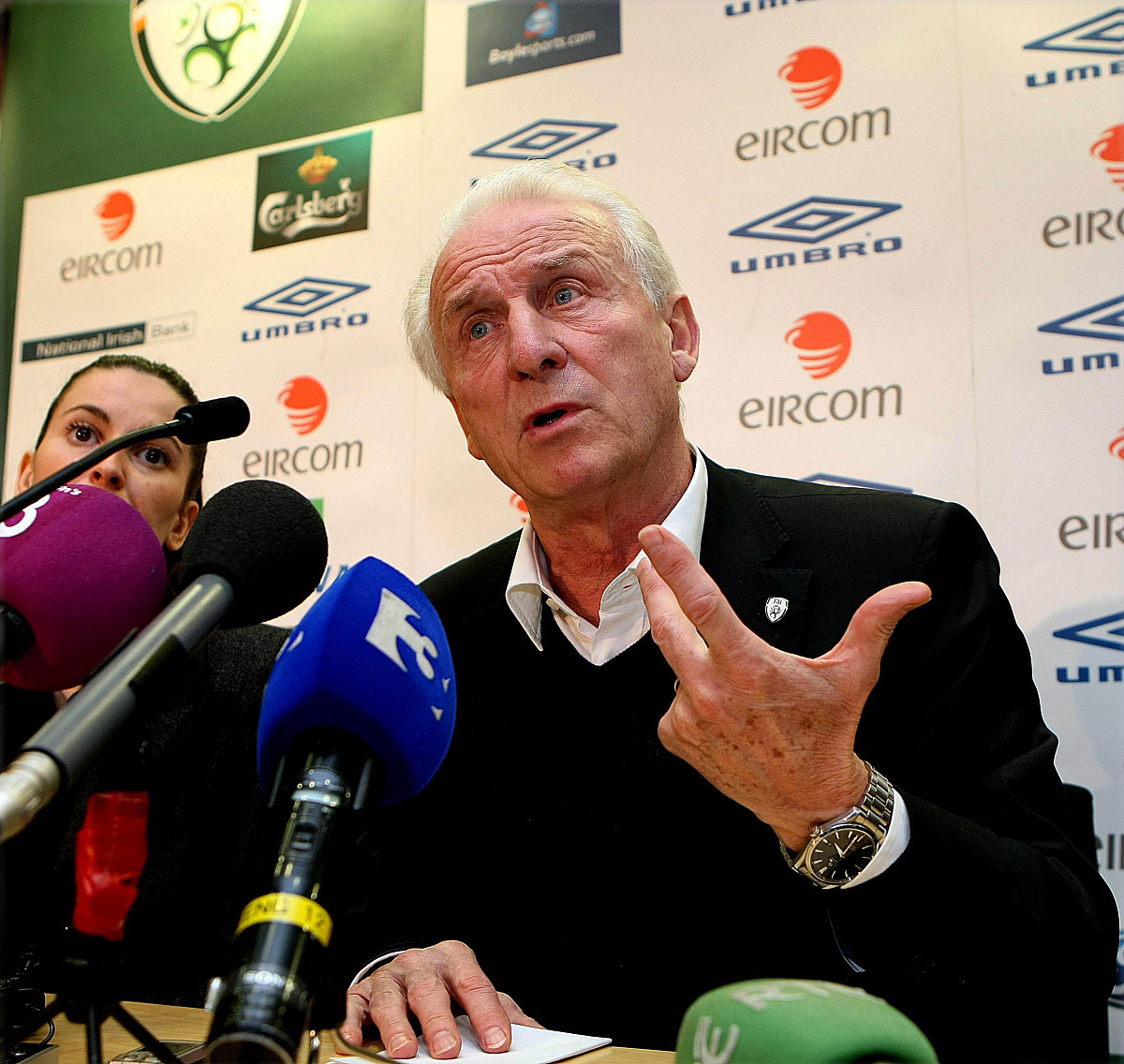 荷甲赛后再迎强敌，勒沃库森止住颓势，主帅态度：更衣室稳定，控场能力受关注的简单介绍